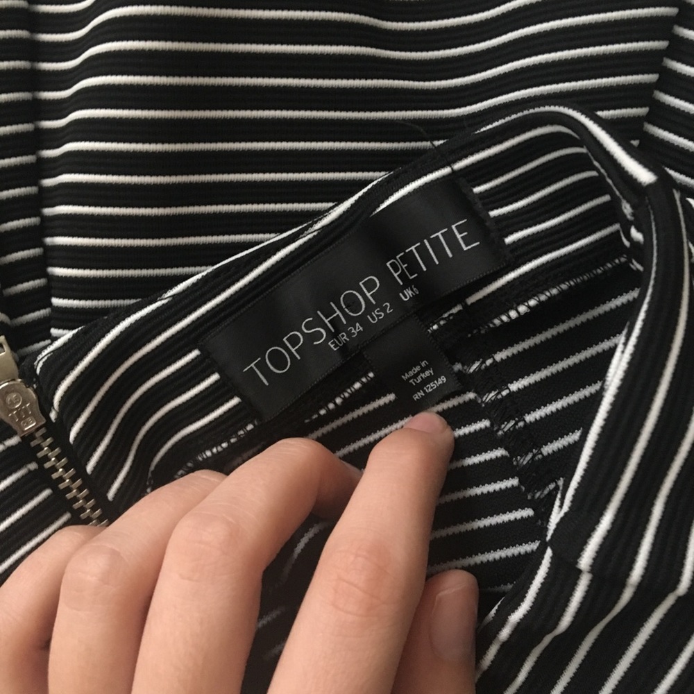 Cute topshop skirt!🌺